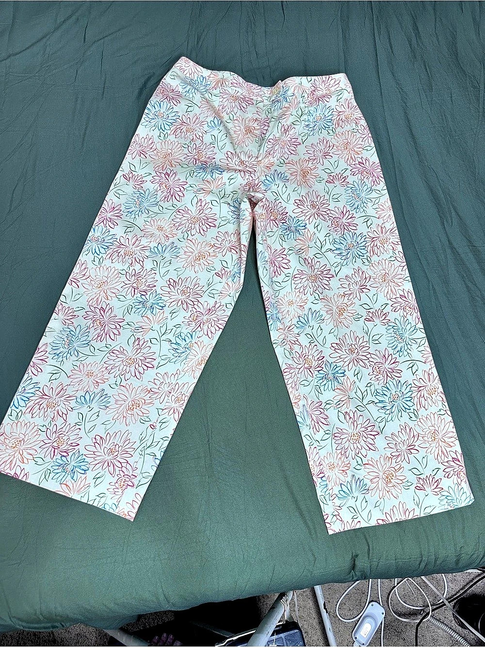 Coldwater Creek Floral Wide Leg Cropped Pants in White & Pink Size 12